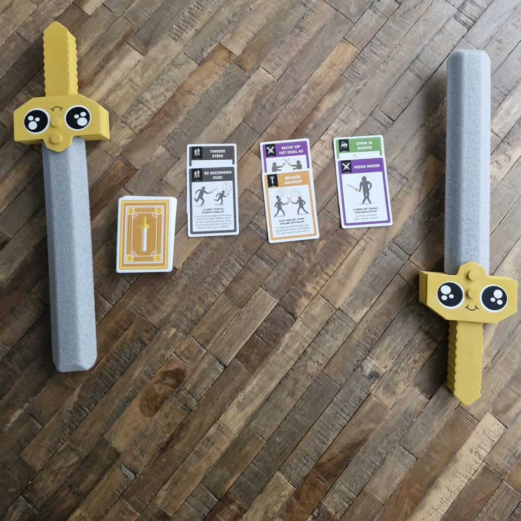 Let's hit each other with fake swords, Exploding Kittens, review door Michelle